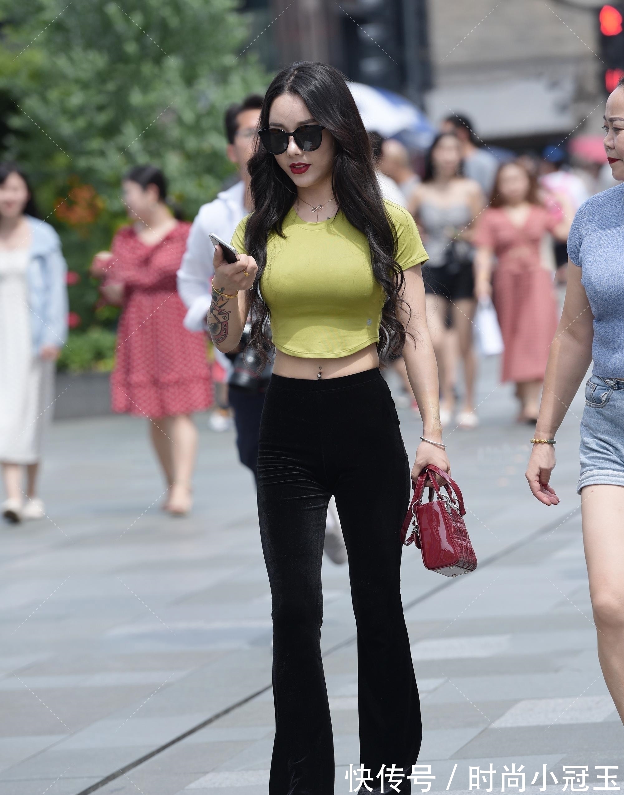 徐娘 丈母娘跟老婆逛街,徐娘虽半老魅力尚存,她想找老伴不难吧