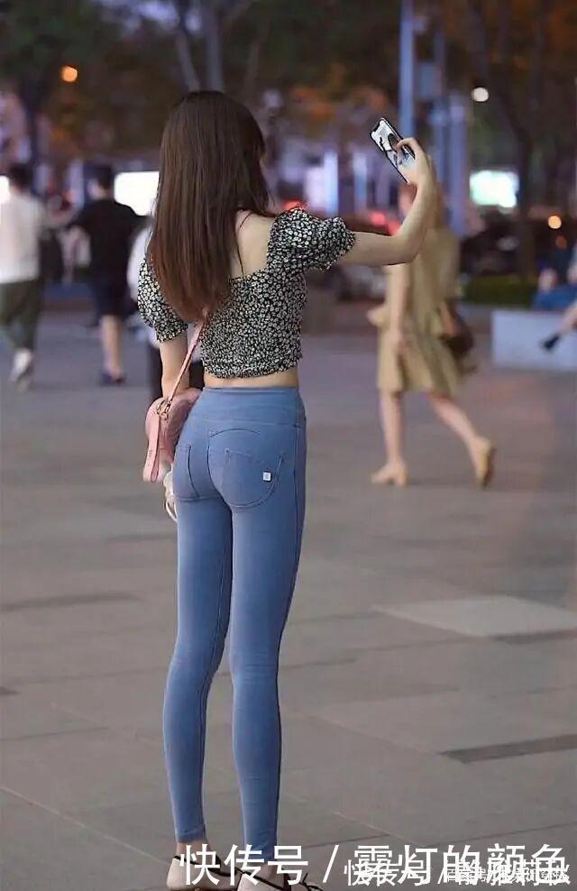 牛仔裤 年轻女孩属实会“玩”,牛仔裤穿出“无痕”的感觉,路人看懵了!