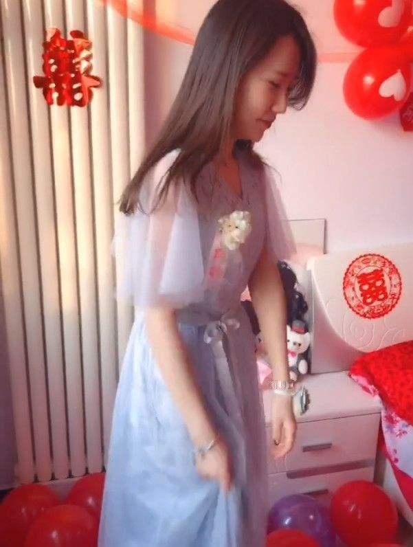 °éÄï|¡°×îÇÀ¾µ°éÄ»ðÁË£¬Ò»¸ö¶¯×÷Òý·¢ÕùÒé£¬ÍøÓÑ£ºÎªÇÀ·çÍ·»í³öÈ¥ÁË