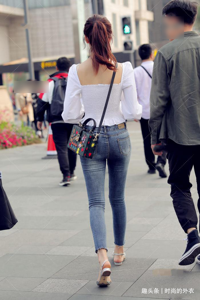 早秋牛仔裤这样穿搭,简单时尚又大方,值得一试