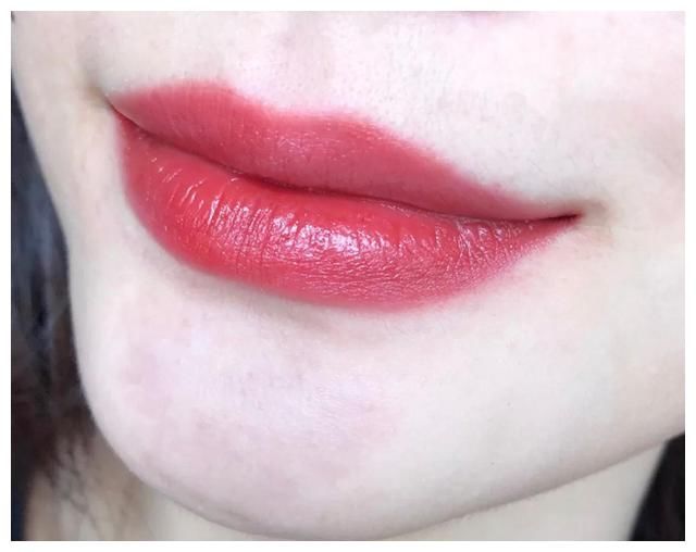 黄黑皮2021夏季流行色号！显白“靓妹”风，比正红色好看多了