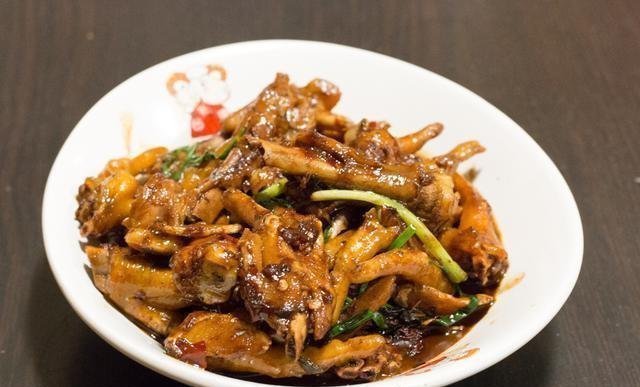 周末亲戚来家里吃饭，弟媳下厨做了11道菜，大伙吃了一锅米饭