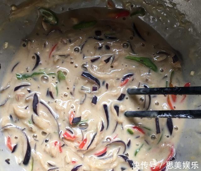 茄子青椒鸡蛋饼,做出的饼蓬松柔软,薄皮大馅