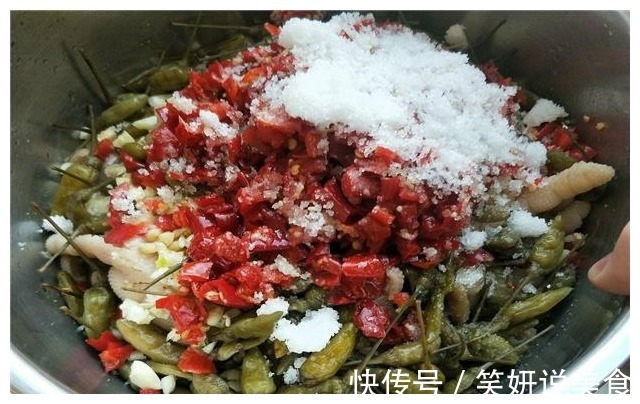 大厨教你做酸辣鸡爪，下饭特开胃，越吃越想吃，比吃肉还香！