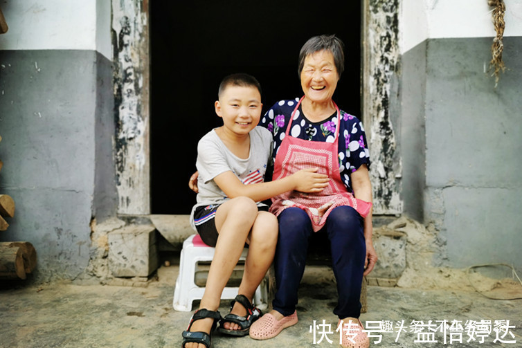 奶奶|10岁男孩出生后父母离世,与奶奶相依为命,衣服小了也舍不得买