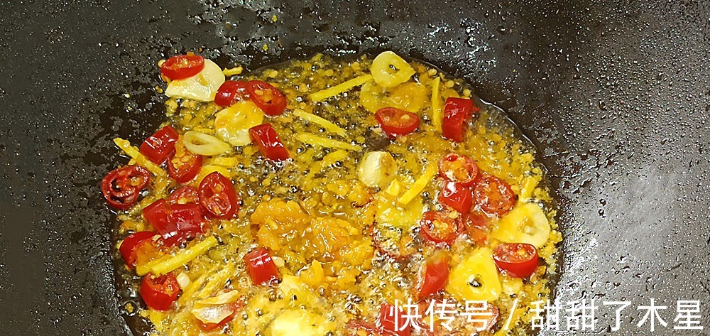 香菇|天热没有胃口给家人做一碗“金汤鸡丝面”，味道酸辣特别好吃！