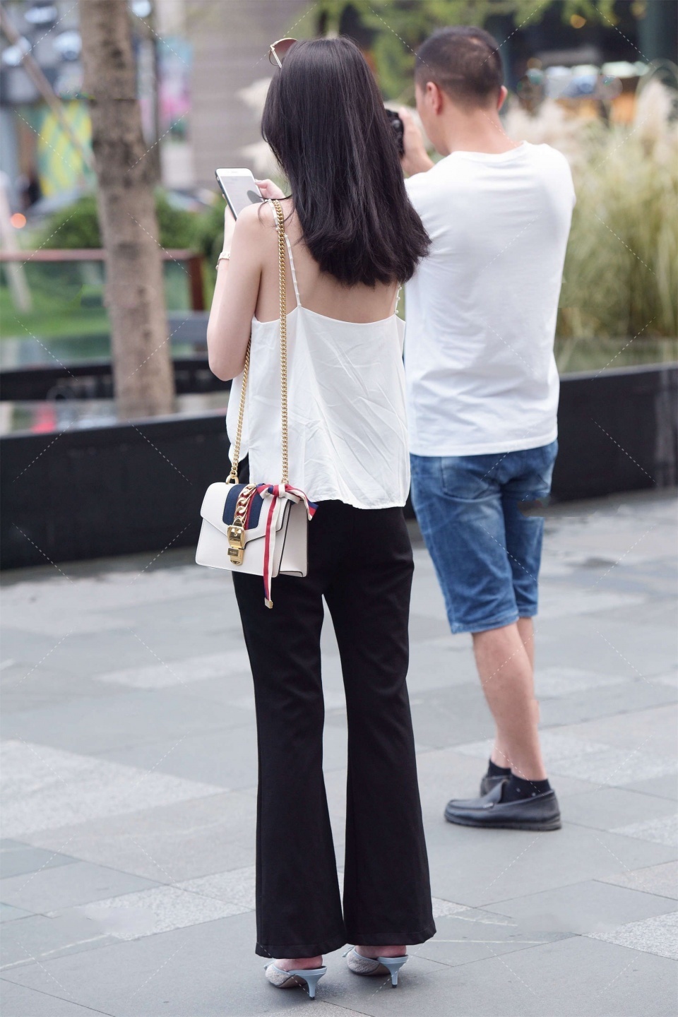 时髦|谁说背心太大众化,这样穿时髦又洋气,彰显高级气场