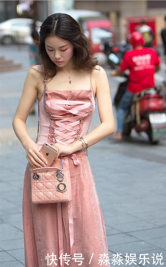 粉色束腰长裙搭配凉拖鞋，青春靓丽，甜美可爱