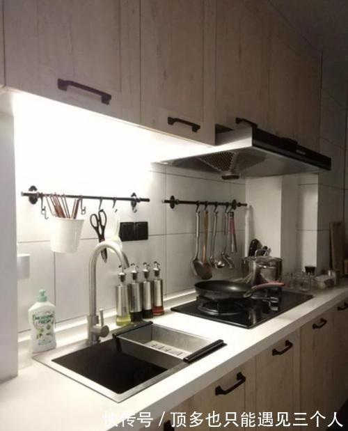 客厅|45㎡小宅,“巧用”玻璃当隔断,一进门就迷住了,值得借鉴