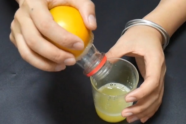 在橙子上粘1个塑料瓶口,解决了家家户户的烦恼,学会受用一生!