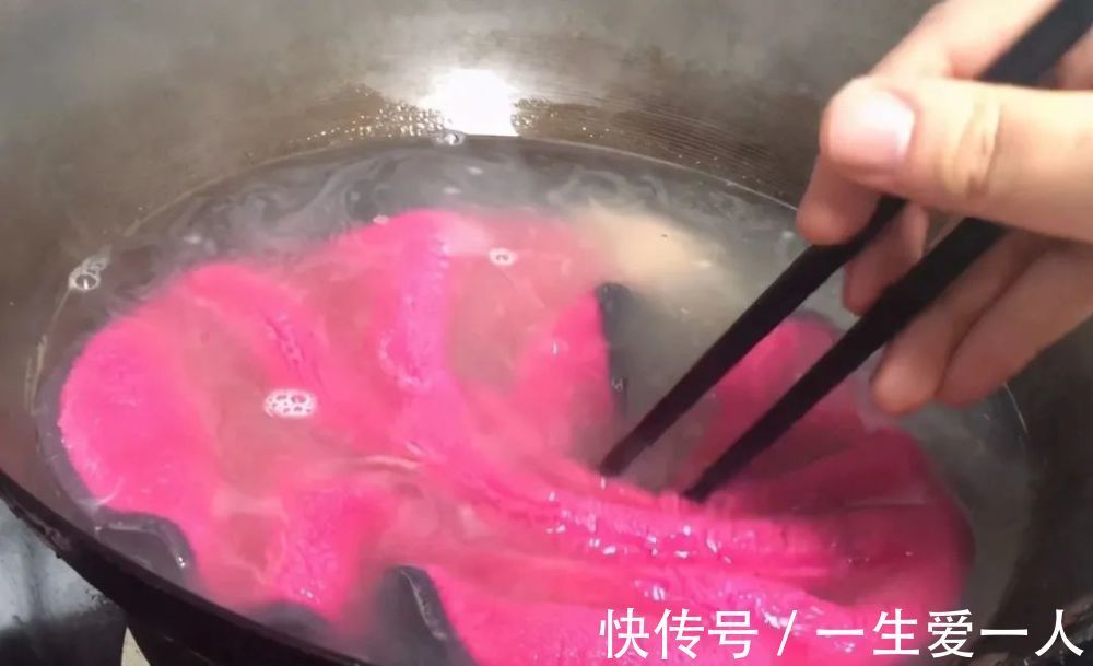 不管厨房抹布多脏多油，教你一招，不用搓洗，5分钟油污轻松洗净