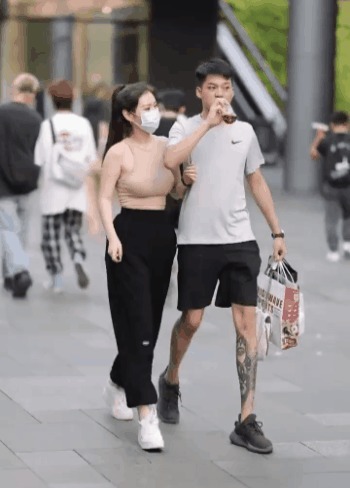 |搞笑GIF：坐个车都能吃上狗粮，以后只能跑步上班了！