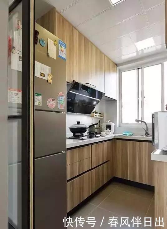 实用|老公把电视墙做成“推拉门柜子”，太实用客厅没吊顶也漂亮
