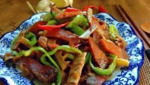 美食推荐：花生酱凉拌菠菜，果香蜂蜜翅，干笋炒培根，川味椒香脆骨的