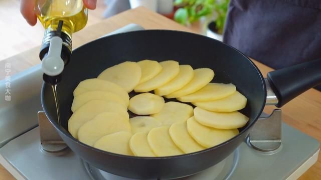 鸡蛋|土豆里打1个鸡蛋，居然这么好吃，我家一周吃5次都不腻，太香了