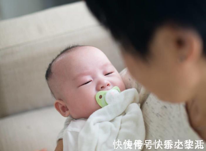 胃部|母乳妈妈“躺喂”成常态，小婴儿深受其苦，怎样喂宝宝更合适？