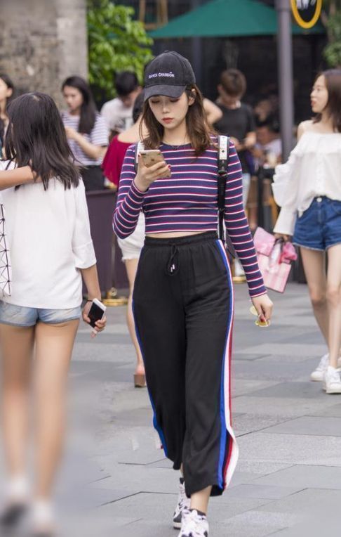 街拍：身形优美可爱的小姐姐，展现潮流的气息，彰显自信的活力美