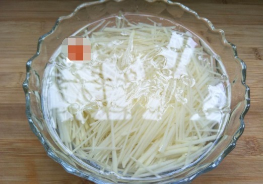 这样吃土豆,清脆爽口,酸辣适中,好吃又过瘾,一盘不够