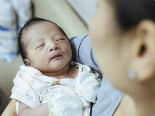 家长们|抱起呼呼睡沾床就清醒,想解决孩子“落地醒”问题,得先了解原因