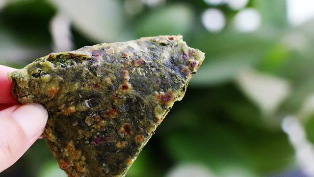 夏天才有的叶子,用来烙饼自带清香,我家每年夏天都吃很多次