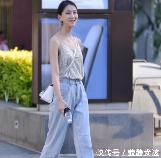 洋气|街拍美女:身材曼妙的小姐姐,紧身牛仔裤穿搭,洋气十足!