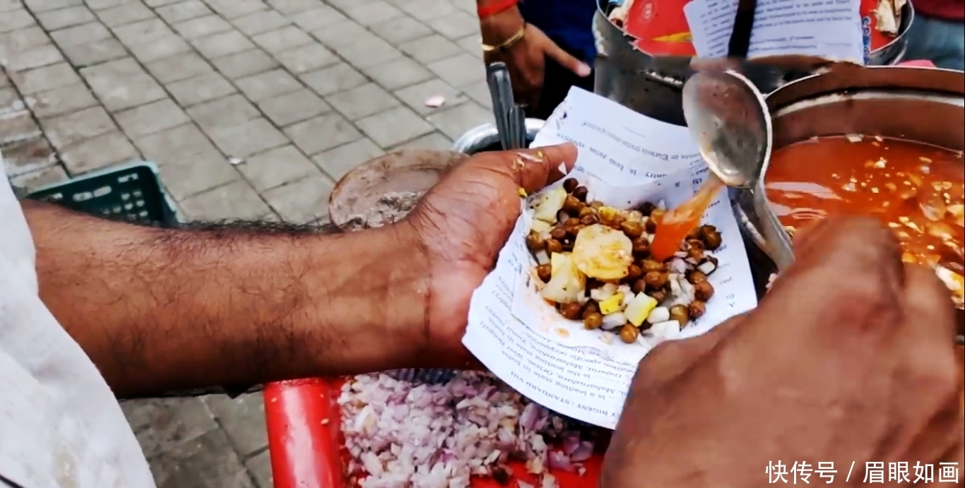  街头|印度街头卖土豆，土豆皮里灌咖喱，看完你敢吃吗？
