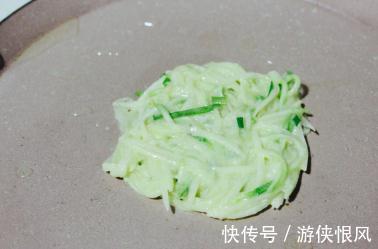 土豆搭配西葫芦,来一份好吃的早餐饼,方便还省事