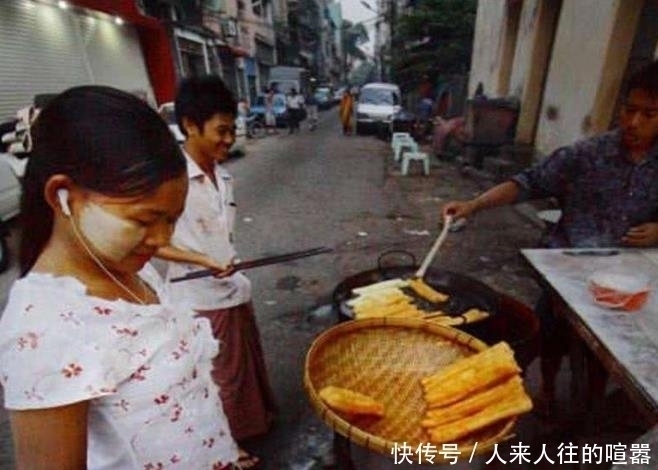  中国|中国油条被玩坏看看印度街边的油条，游客下不去嘴