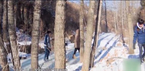 周迅夠特別，錄《向往4》換了5套造型，穿4萬(wàn)多大牌外套干農(nóng)活