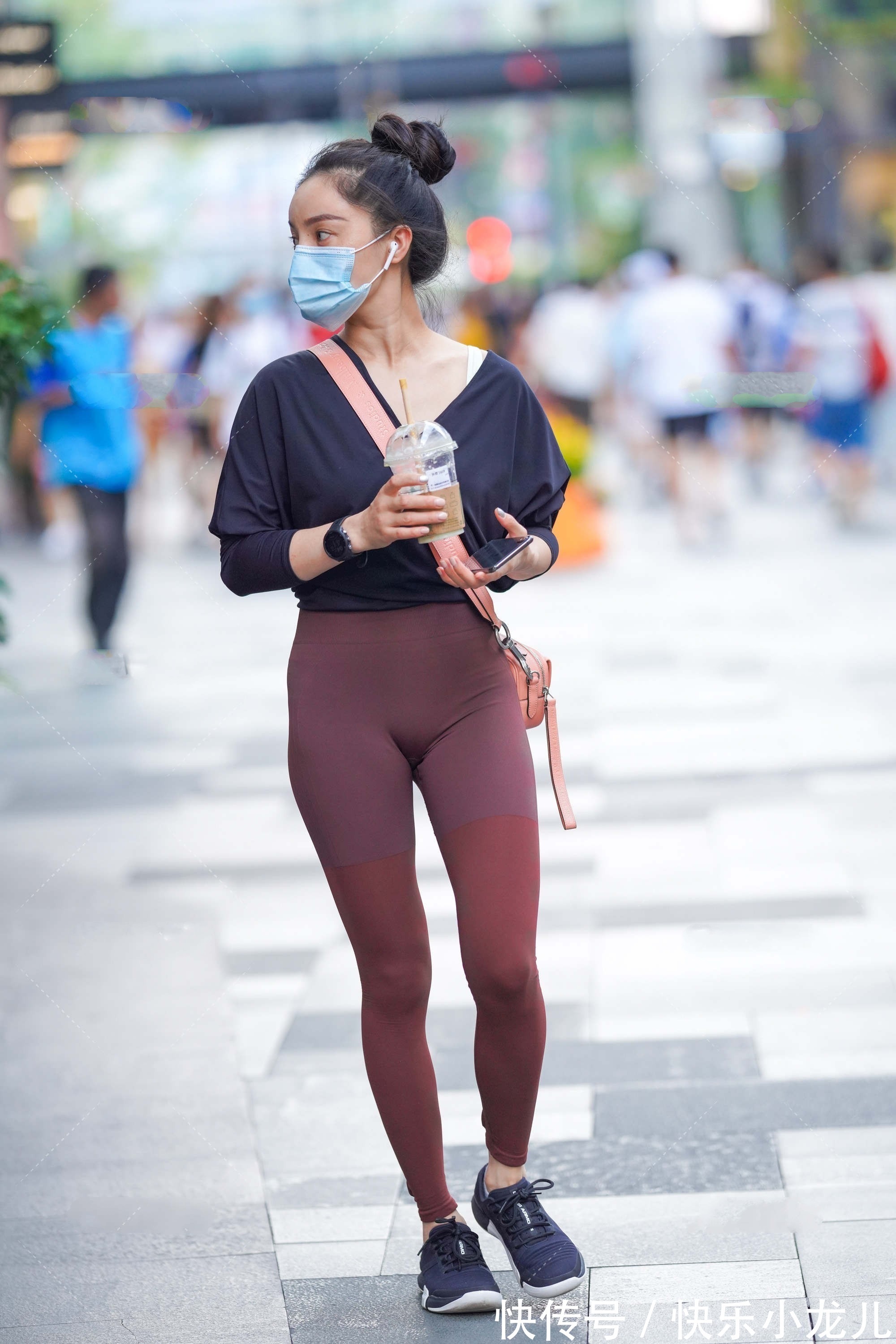 版型 黑色V领宽松上衣搭配渐变色瑜伽裤,时尚大气,彰显好身姿