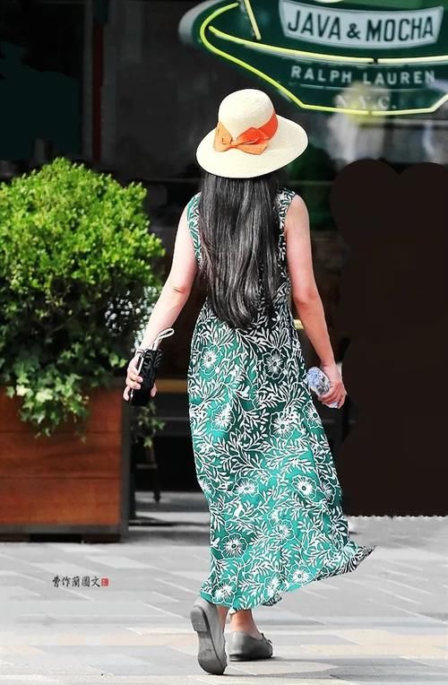 鞋子|街拍：浅口平底鞋美女，掩饰不住的轻熟风