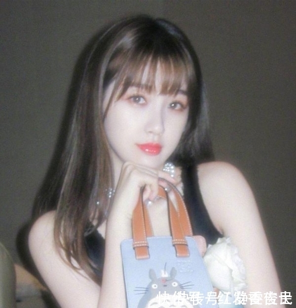 气色|女人涂口红时,这3个“坏习惯”不改,口红再贵还是会掉色沾杯