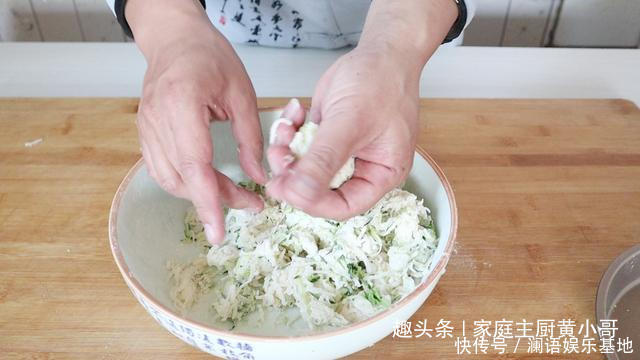 淀粉|做萝卜丸子时,加淀粉就错大了,大厨教你正确做法,味道格外香