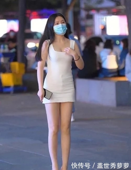 小白裙 美女身穿小白裙,展现较好身材,优雅时尚有气质!