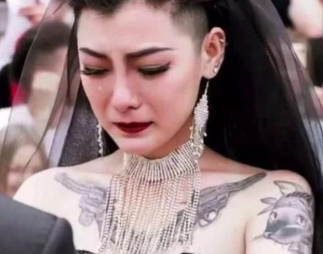新娘 还记得“黑婚纱新娘”吗?纹身女孩嫁给富二代,现在过得怎么样?