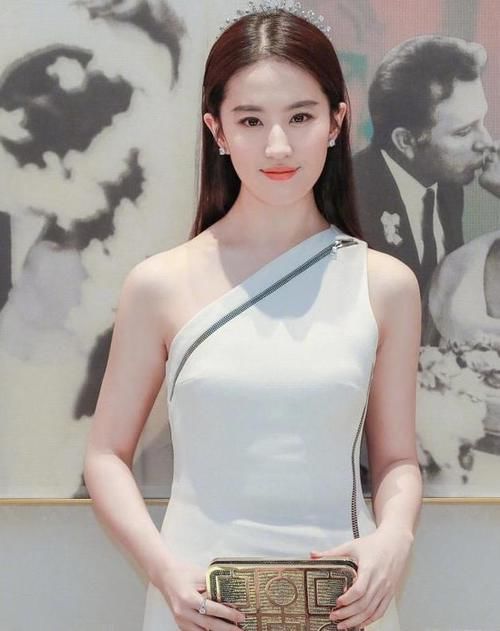 女孩子的脸型有五种，方脸很常见，鹅蛋脸最好看，你是哪种？