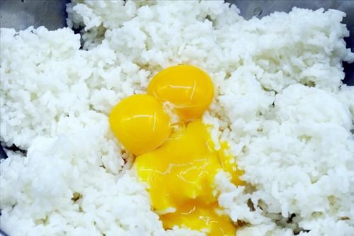 蛋炒饭|做蛋炒饭时，下锅前多做1步，色泽金黄诱人，米饭粒粒分明不粘连