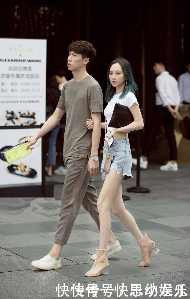 街拍白色的短T恤衫，露脐的设计更是更加的迷人