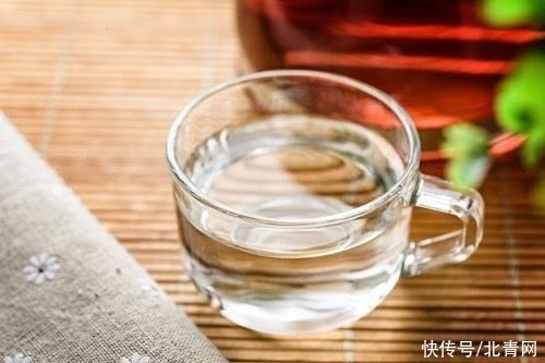 为什么晨起要喝一杯温开水？