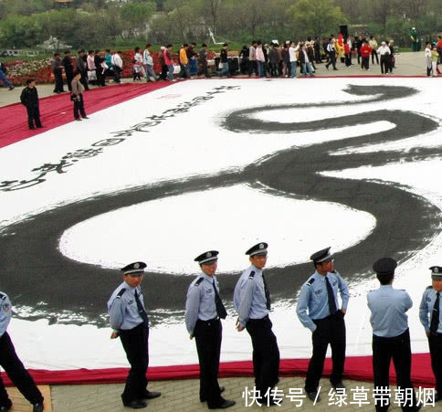 毛笔@男子写巨型书法,百斤墨水一次挥霍完,一个印章还需要六人扛动