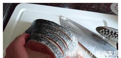 培根|煎鱼时,直接下油锅是不对的,掌握这个技巧,鱼皮不破、鱼肉不散