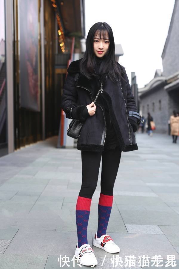 黑色|街拍黑色的尖头高跟鞋,特别的显身高和腿长