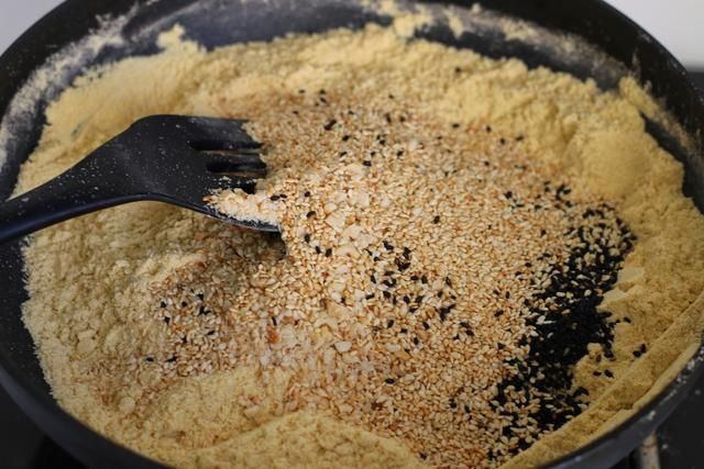 把1斤玉米面这样炒下,1周的早餐就有了,早起冲1碗,暖心又暖胃