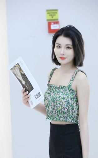 绿色吊带背心搭配小短裙，展示优雅好气质，好身材让人羡慕