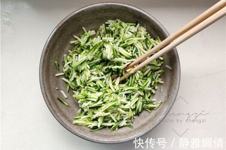 包子|素馅包子怎么调馅不出水？好方法交给你，咬一口鲜嫩多汁，真鲜啊