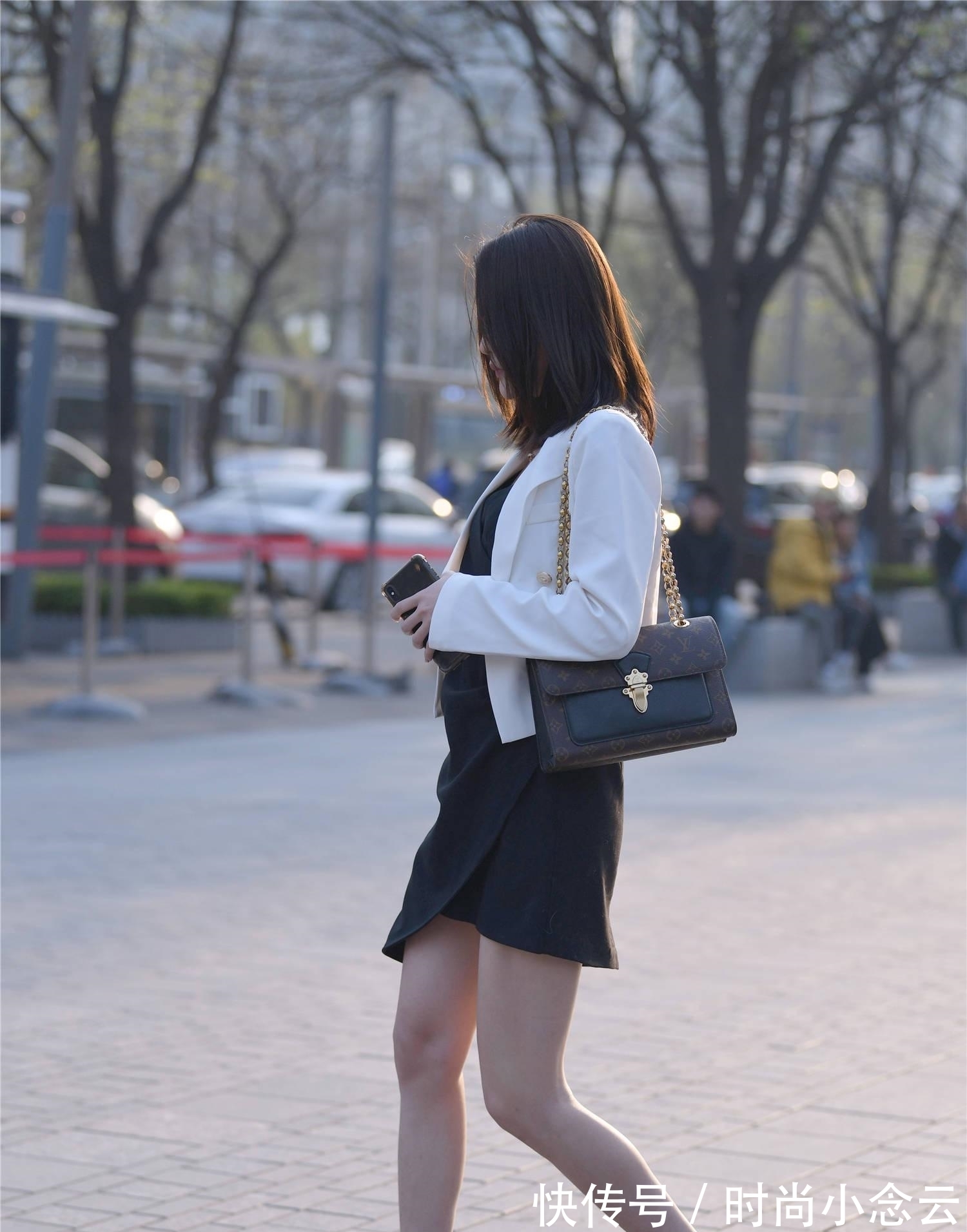 穿搭|黑色连衣裙搭配白色短款外套，穿出气质美，还是要一双尖头细跟鞋