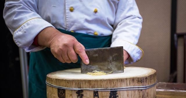 日本大厨秀刀工,把鱼切成了蝴蝶,只见中国小学徒拿过来一节莲藕