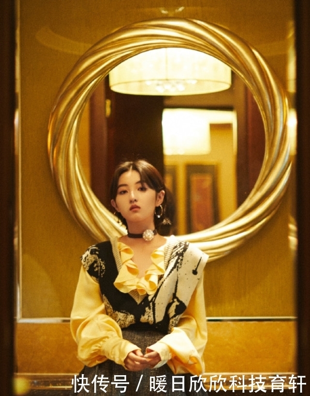 张子枫种树被嘲“划水”,谁注意她衣角上痕迹,是对男嘉宾的尊重