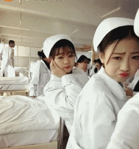 |搞笑GIF:单身久了 还有哪项秀恩爱的姿势不会