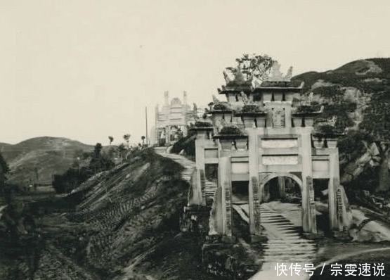 上立|晚清老照片:道路上立了一排贞节牌坊,都是妇女的血泪